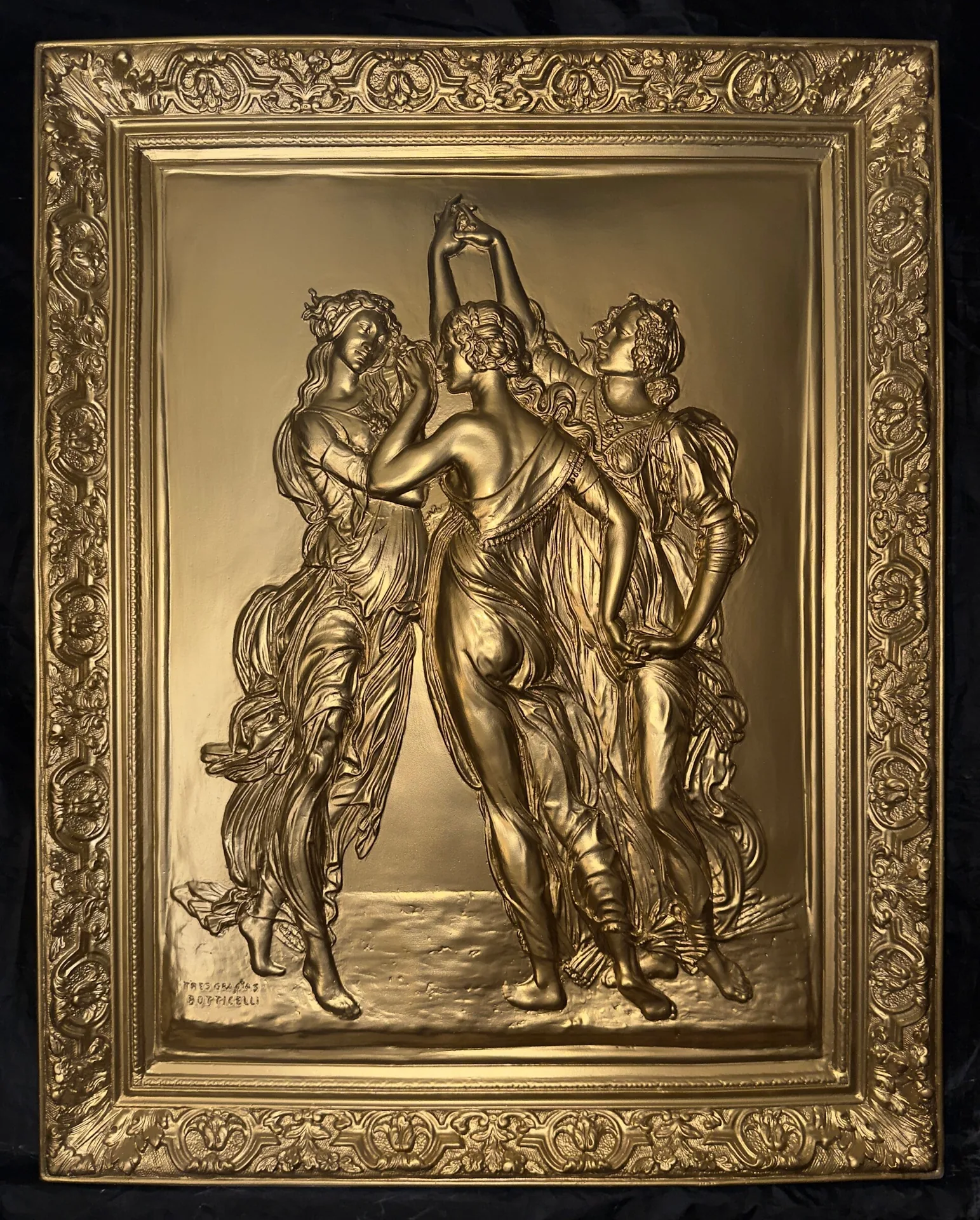 Detail des handgefertigten Gipsreliefs Die drei Grazien
